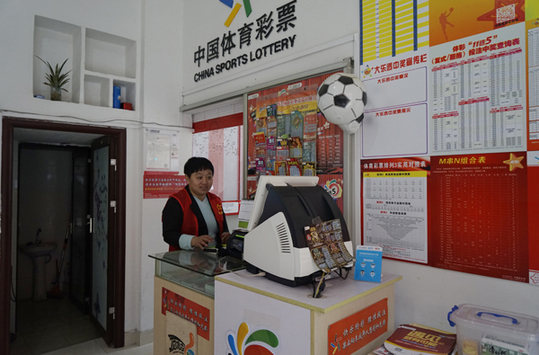 虽然极具危险性，但徒手攀岩依然受到万千攀岩爱好者追捧，更称之其为;峭壁上的芭蕾，登顶瞬间可纵情享受仿佛;征服整个世界的喜悦与荣耀